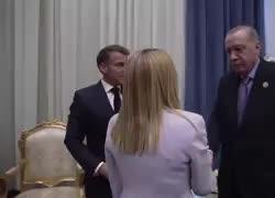 Vertice di Sharm el-Sheikh, Erdogan incontra Meloni e la "rimbrotta": "Devi smettere di fumare", lei: "Lo so" - VIDEO