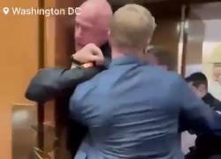 Ex marine Brian McGinnis ammette la verit&agrave; in Senato Usa: &ldquo;Guerra in Iran colpa di Israele&rdquo;, senatore Sheehy e sicurezza gli spezzano mano - VIDEO