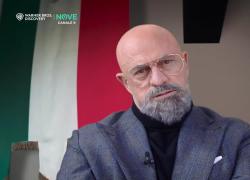Crozza diventa per la prima volta Bonaccini: "Lasciamo in pace la Meloni"