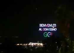 Confindustria giovani, lo spettacolare show di 300 droni a Santa Margherita Ligure: dalla bandiera italiana al Colosseo, dalla Vespa alla Ferrari