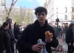 Luis Sal, VIDEO a Parigi mentre mangia un croissant durante le proteste per la riforma delle pensioni 