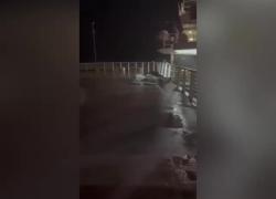 Marina di Massa, nave carica di detriti di marmo si schianta contro pontile a causa del maltempo - VIDEO