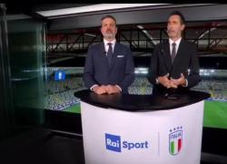 Italia-Israele, giornalista Rai Alessandro Antinelli con fiocco nero su abito: “Voglio ricordare i 250 reporter morti durante genocidio a Gaza” - VIDEO