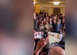 Meloni balla sulle note di Michael Jackson alla cena della stampa estera, scatenata quando parte "Billie Jean" - VIDEO