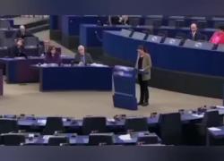 Risate al Parlamento europeo mentre si parla di Gaza, deputato belga Marc Botenga bacchetta il collega polacco Adam Szlapka: "Ue disprezza la vita dei palestinesi" - VIDEO