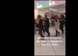 Passeggeri bloccati in aeroporto a Bari per un guasto della Wizz Air, a mezzanotte scattano brindisi e trenino - VIDEO