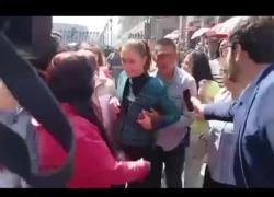 Città del Messico, palpeggiata presidente Sheinbaum durante saluto a sostenitori, arrestato per molestie uomo che ha tentato di baciarla – VIDEO