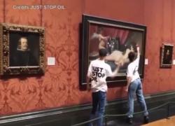 Londra, attivisti climatici di Just Stop Oil rompono a martellate il vetro di un quadro di Velazquez alla National Gallery per protesta contro combustibili fossili - VIDEO