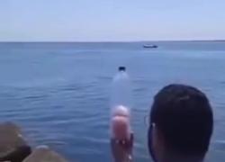 Gaza, egiziano lancia in mare bottiglie piene di cibo verso la Striscia: "Perdonateci, fratelli, non possiamo fare nulla" - VIDEO