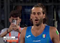 Tamberi vince l'oro nel salto in alto, poi finge infortunio sul campo e tira fuori le molle dalle scarpe - VIDEO