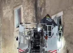 Crollo Torre dei Conti a Roma, estratto vivo l'operaio rimasto intrappolato tra le macerie, il VIDEO del salvataggio dopo 11 ore, "condizioni gravissime"