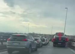 San Valentino, fidanzato regala alla fidanzata un'auto per scusarsi dopo un tradimento, ma il carroattrezzi la rimuove dopo poco, ilarità social: "Cornuta e mazziata" - VIDEO