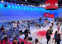 Andrea Nicole caduta a Uomini e Donne: il video. Volo assurdo: scoppia la polemica