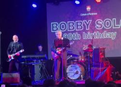 Bobby Solo, malore improvviso al concerto a Pordenone: "Non sto tanto bene", poi crolla per terra - VIDEO