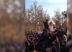  Iran, arrestata Narges Mohammadi durante cerimonia per Khosrow Alikordi, 53enne “picchiata da polizia” dopo essere salita sul palco - VIDEO