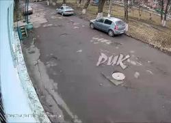 Ucraina, sparate granate multiple dall’esercito ucraino sui passanti civili a Gorlokva nel Donbass, “Ferite 10 persone con armi occidentali” – VIDEO