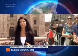 "Chi non salta comunista è", cori in piazza per Silvio Berlusconi e l'inviata del Tg5 si commuove - VIDEO
