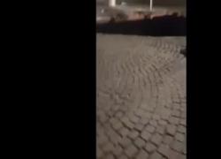 Napoli, voragine in zona Vomero inghiotte due auto, evacuato anche un palazzo. Aperta un'indagine