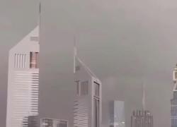 Dubai, piogge torrenziali e alluvioni violente, città e aeroporti allagati, atterraggi d'emergenza in un lago di acqua prima dello stop ai voli - VIDEO
