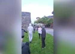 Londonderry, scontri e proteste "anti-migranti" in Irlanda del Nord, minorenni bruciano le auto della polizia - VIDEO