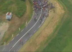 Tour de France, maxi caduta alla 14esima tappa, 30 ciclisti scivolati sull'asfalto bagnato - VIDEO