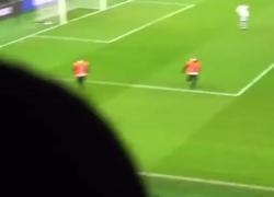 Inter Milan, invasione di campo bloccata dagli steward: VIDEO