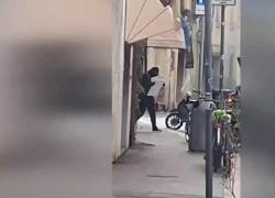 Arezzo, furto alla gioielleria Grotti con idrante e fumogeni in pieno giorno: rubato &euro; 1mln in 1 minuto e mezzo, ladri in fuga - VIDEO