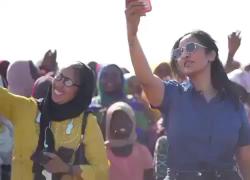 Sudan, i VIDEO della giornalista Tasabih Mubarak a El Fasher tra selfie e sorrisi per normalizzare guerra e fare contro-narrazione pro RSF
