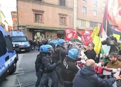 Bologna, scontri tra centri sociali e attivisti alla manifestazione “Una piazza per l’Europa”, polizia blocca corteo con scudi e manganelli - VIDEO