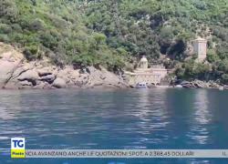 Poste Italiane, il viaggio con il portalettere Luca a San Fruttuoso di Camogli tra mare, montagna, architettura e storia