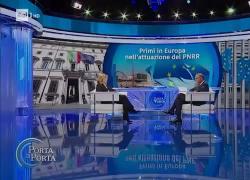 Meloni a Porta a porta: "Minacce di morte da trafficanti di esseri umani", e bacchetta Elkann sul no al Parlamento: "Gli sfuggono fondamentali della Repubblica" - VIDEO