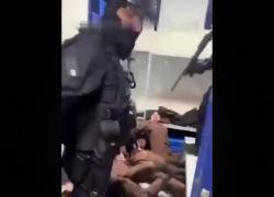 Israele, detenuti palestinesi a Rakevet ammanettati a faccia in gi&ugrave;, cani aizzati contro di loro e perquisizioni violente - VIDEO