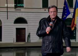 Fratelli di Crozza, Calenda: "Io tutto tranne egocentrico, lascia stare che ogni tanto limono lo specchio"