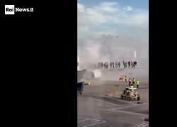 Denver, aereo American Airlines prende fuoco mentre fermo al gate, 178 passeggeri in fuga dall'ala, già segnalati problemi al motore - VIDEO