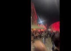 Navigli, assalto ultrà del Milan a tifosi Paris Saint-Germain con petardi e fumogeni, fuggi fuggi dei clienti dai locali - VIDEO