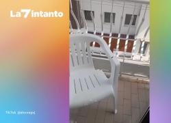 Riviera Romagnola, cavallette invadono le spiagge tra paura e risate, i bagnanti: "È il giorno del giudizio" - VIDEO