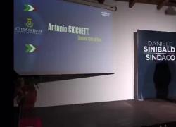 "Boia chi molla" è il grido di battaglia di Cicchetti al comizio Fdi: VIDEO