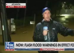 Uragano Helene, reporter di FOX News Bob Van Dillen interrompe diretta TV e si getta in acqua per salvare donna bloccata in auto - VIDEO