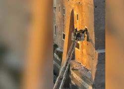 Crollo Torre dei Conti a Roma, vivo e "cosciente" operaio 66enne rimasto sotto le macerie, Procura apre inchiesta per disastro colposo - VIDEO