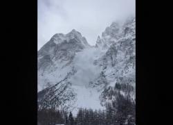 "Soffio di valanga" sopra Cervinia, nube di neve polverosa sembra investire centro paese e sciatori, esperti: "Solo effetto ottico" - VIDEO