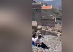 Coppia fa sesso in spiaggia a Termini Imerese in pieno giorno sotto al sole, accanto ad altre persone scioccate - VIDEO