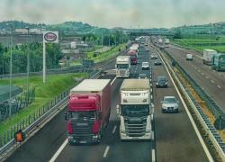 Sesso nella piazzola di un’autostrada A12 a Recco davanti ai camionisti, la Polizia: "Volevano farsi vedere dai guidatori" - VIDEO