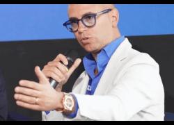 Milano banlieue, Michele Criscitiello rapinato del rolex da 70mila € a Sesto San Giovanni: il furto con la pistola puntata in faccia - VIDEO
