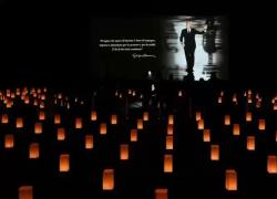 Morte Giorgio Armani, camera ardente aperta alle 9: bara in legno con mazzo di rose bianche, sala al buio con tappeto di lanterne a terra - VIDEO