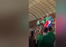 Amsterdam, tifosi israeliani del Maccabi bruciano bandiere della Palestina allo stadio ridendo e cantando "Gaza è un cimitero" - VIDEO