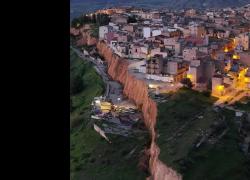 Sicilia, dopo ciclone Harry Niscemi colpita da frana lunga 4km, rischio isolamento: 1000 sfollati, 500 persone ospitate al Palasport - VIDEO