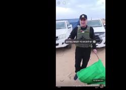 Gaza, leader filo-israeliano Hossam Al-Astal brucia con la benzina la bandiera di Hamas, ma prende fuoco anche il compagno - VIDEO