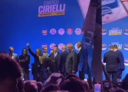 Regionali Campania, il VIDEO di Meloni e Tajani che ballano al ritmo di "Chi non salta comunista è" dopo comizio per candidato Edmondo Cirielli