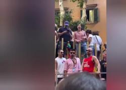 Gay Pride Roma, Schlein balla e canta scatenata "I kissed a girl", "Apnea" e "Mon Amour" sul carro di Annalisa per sostenere i diritti lgbtqia+ - VIDEO