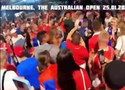 Djokovic, il padre sventola bandiere filorusse agli Australian Open nonostante i divieti - VIDEO 